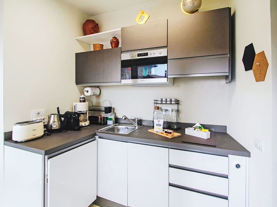 Kitchen Appliance, Kitchen, Countertop, Cabinetry, Major Appliance, Home Appliance, Furniture, Interior Design, Drawer, Kitchen Stove