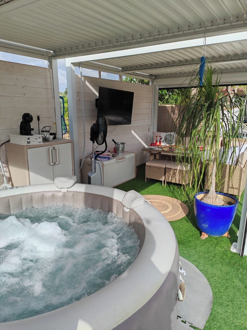 Outdoor spa tub