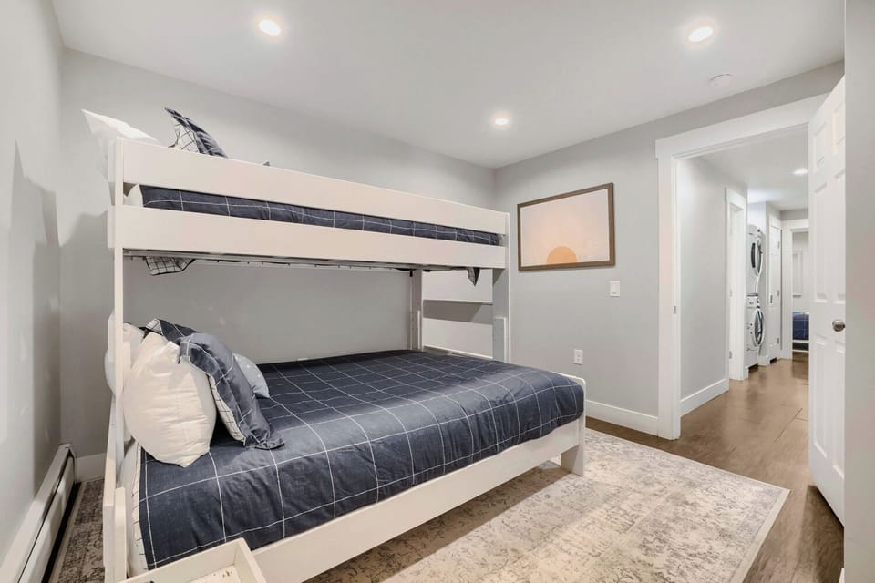 Your group will rest easy in this cozy bedroom featuring sturdy bunk beds dressed in crisp navy linens—perfect for kids or friends sharing space.