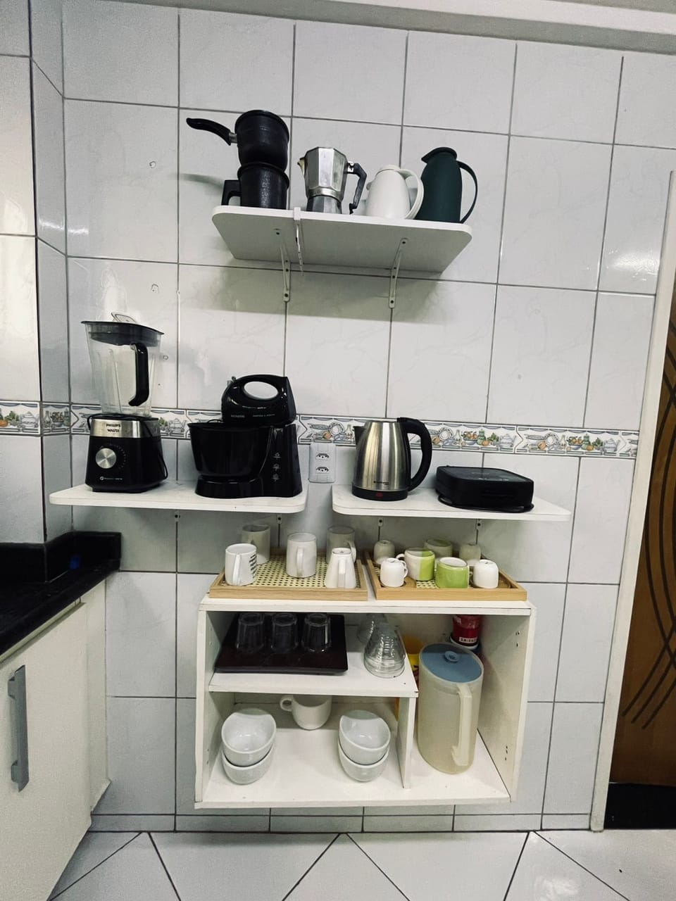 Full-size fridge, microwave, oven, stovetop