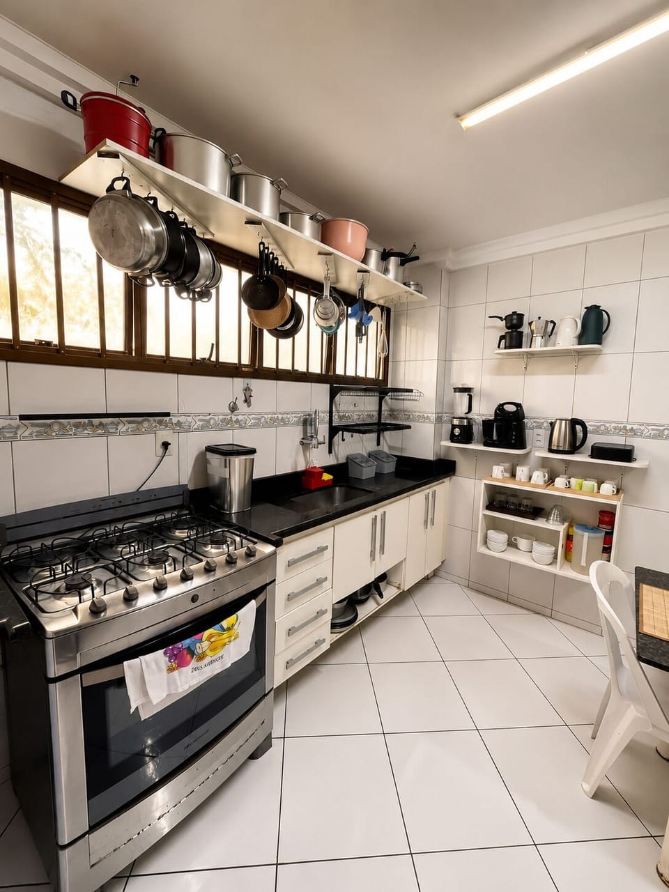 Full-size fridge, microwave, oven, stovetop