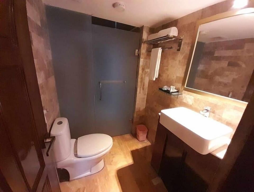 Shower, rainfall showerhead, free toiletries, slippers