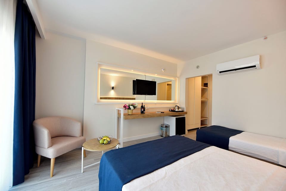 Comfort Room | In-room safe, laptop workspace, WiFi (free)