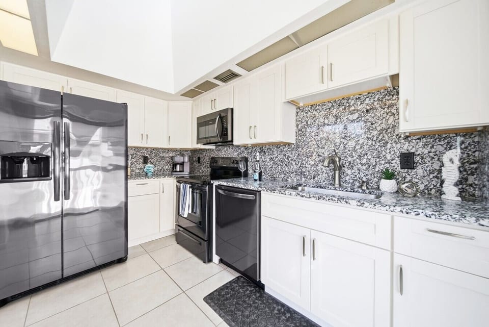 Fridge, freezer, Keurig, drip-coffee, dishwasher, oven, stove