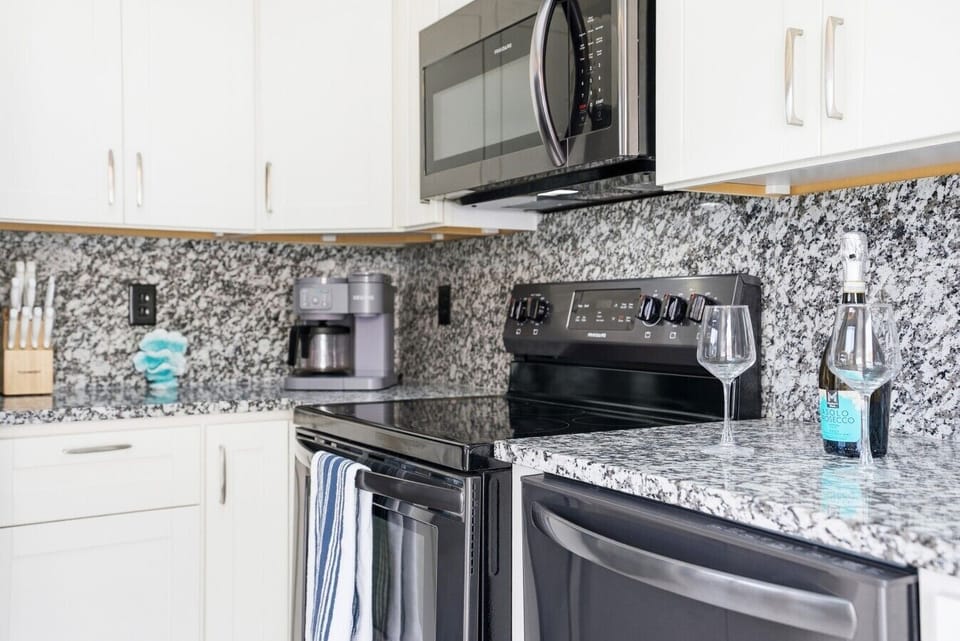 Microwave, toaster, bullet blender & towels