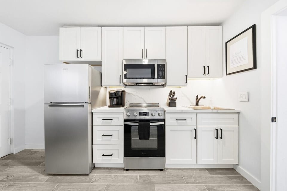 Full kitchen, includes towels
