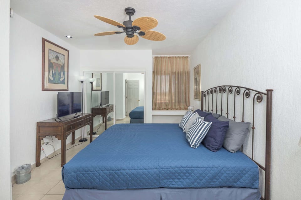 📺🌴 Unwind in your king suite with a Smart TV and all the comforts of home after a perfect beach day! ☀️🏖️