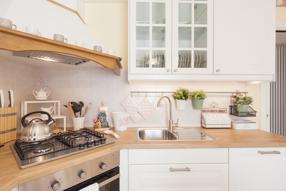 Coffee/tea maker, full-size fridge, microwave, stovetop