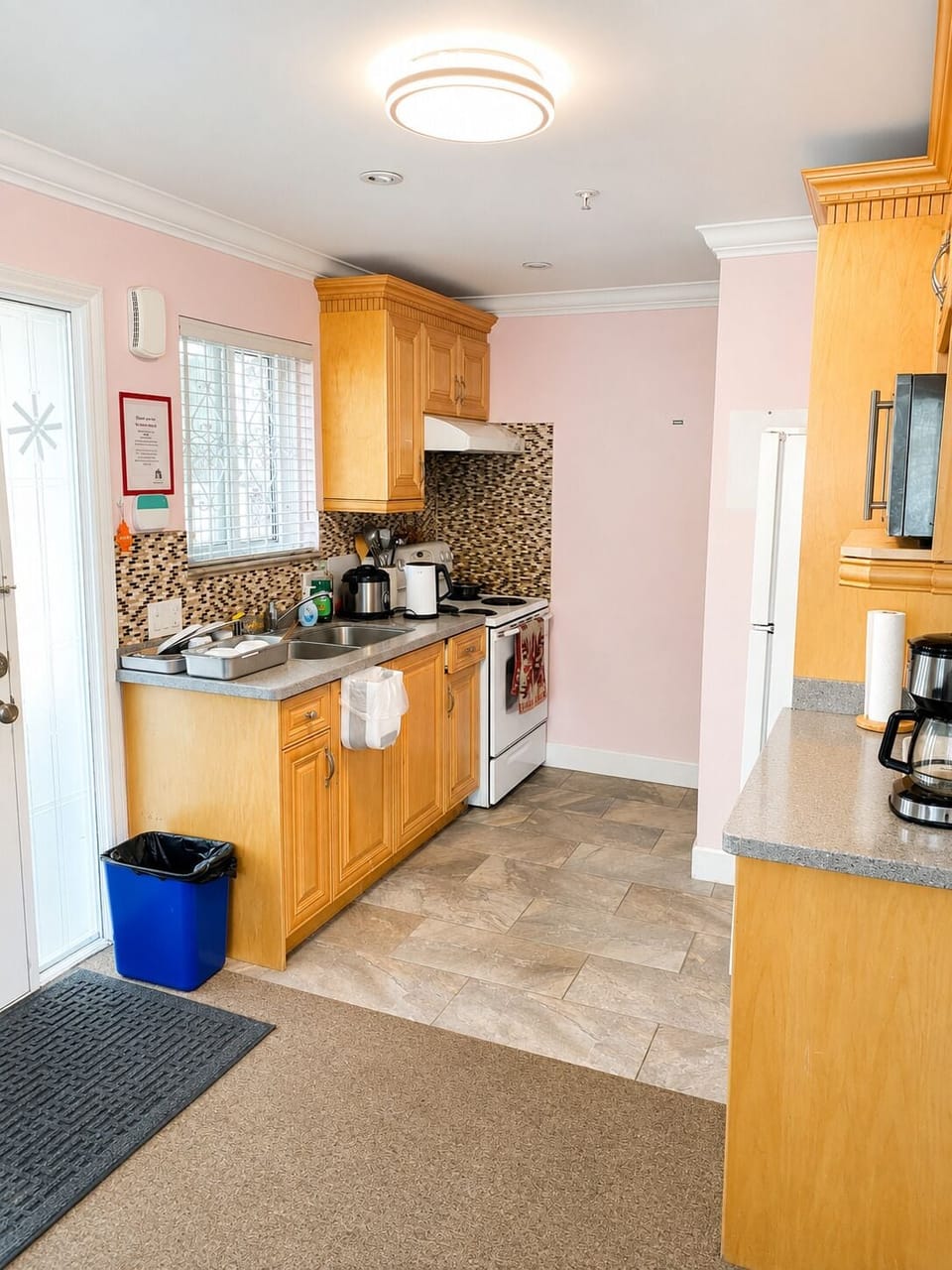 Full-size fridge, microwave, oven, stovetop