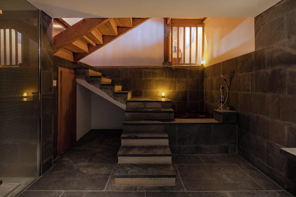 Premier Suite, Balcony, Hill View | Interior