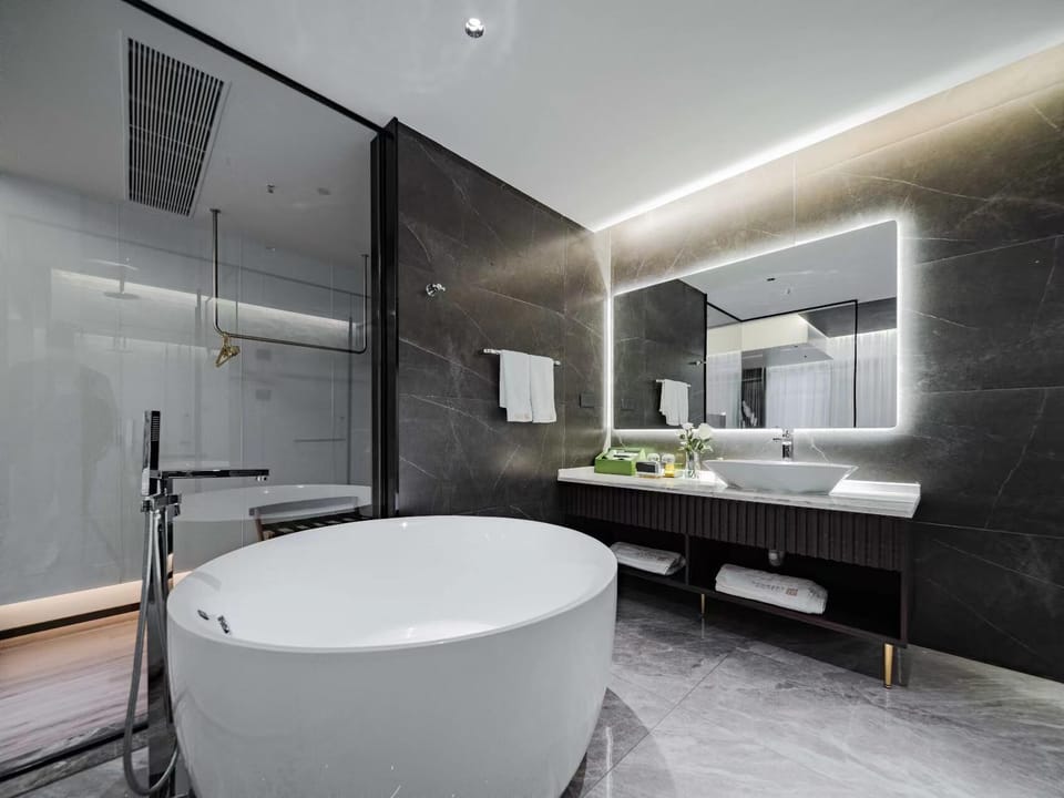 Superior Suite, City View | Bathroom | Free toiletries, hair dryer, bathrobes, slippers