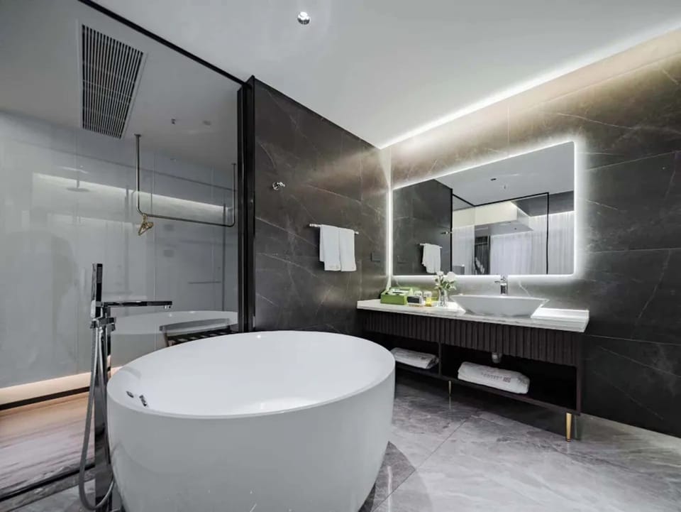 City Suite, City View | Bathroom | Free toiletries, hair dryer, bathrobes, slippers