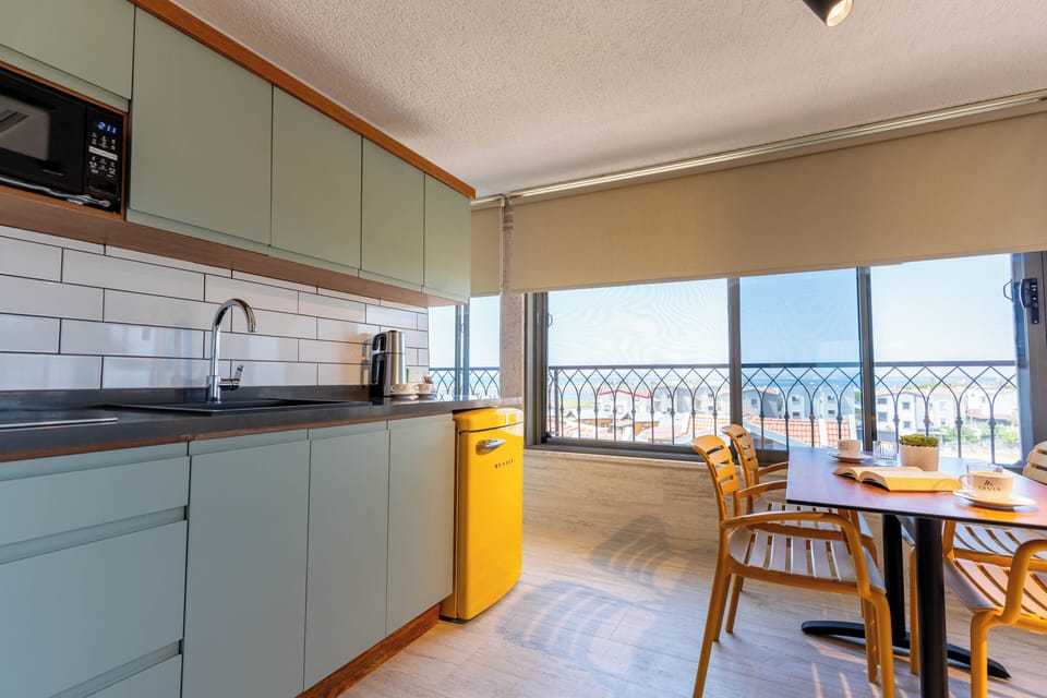 Family Studio Suite, Mountain View | Private kitchen | Highchair