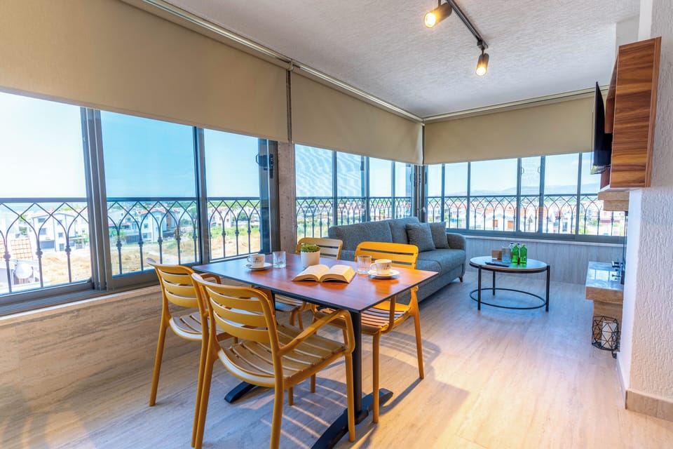 Family Studio Suite, Mountain View | Dining