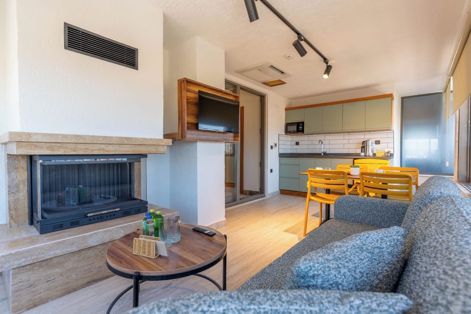Family Studio Suite, Mountain View | Living area