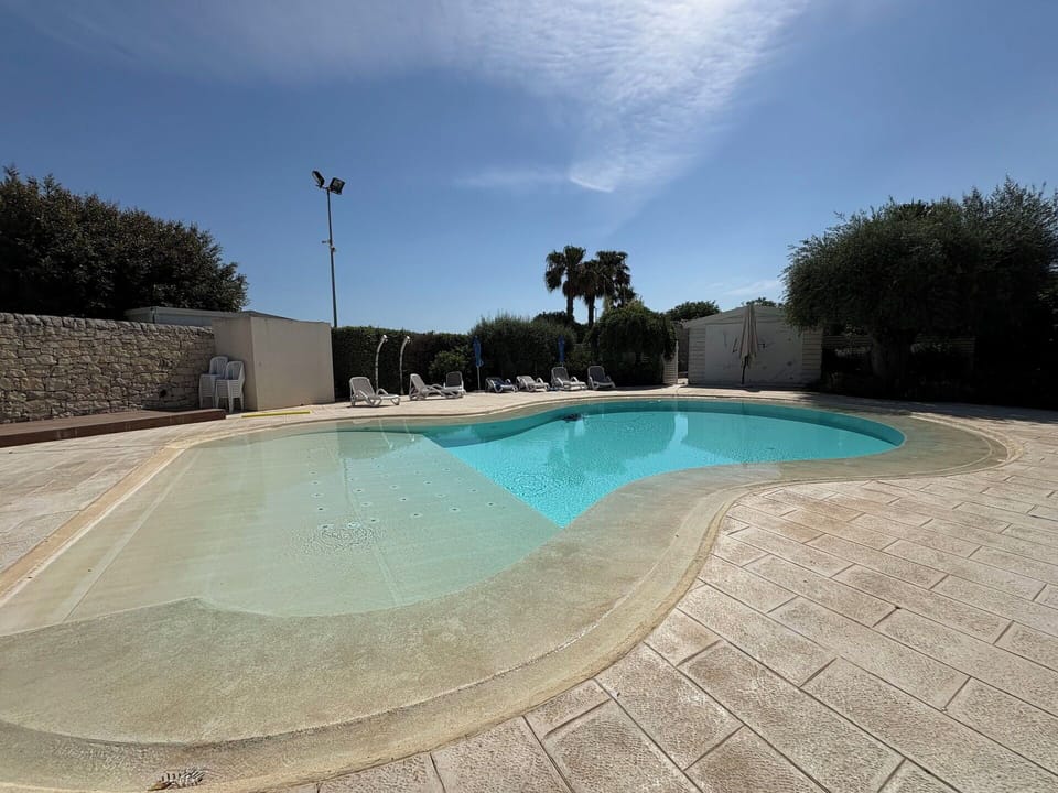 Autumn, Balcony / Terrace / Patio, Garden, Pool, Spring, Summer