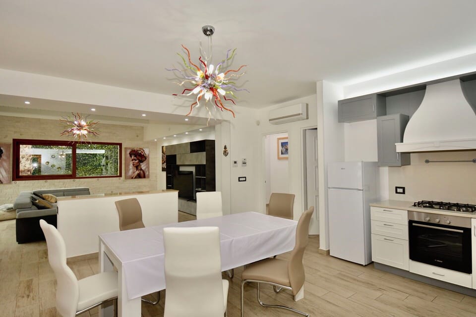 Autumn, Kitchen, Living Room, Spring, Summer