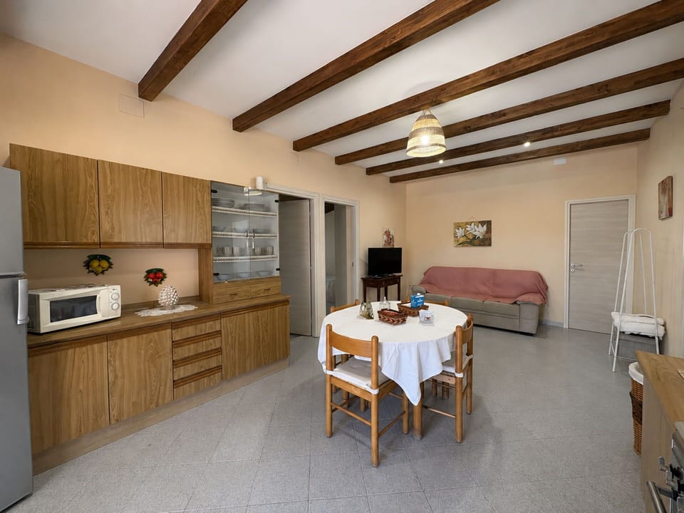 Autumn, Kitchen, Living Room, Spring, Summer