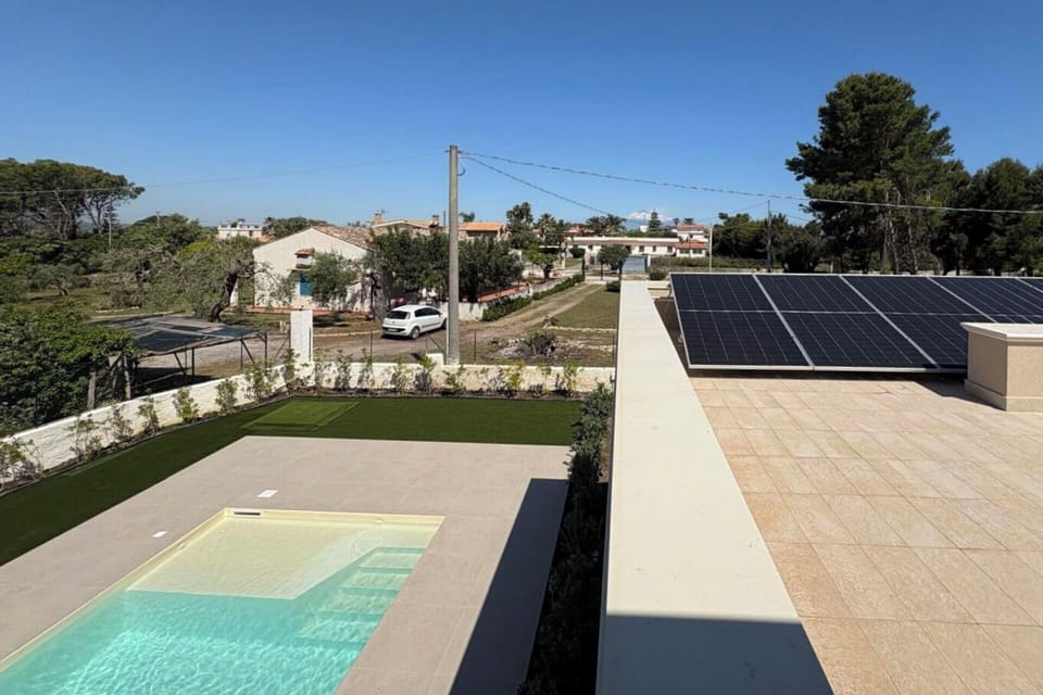Autumn, Balcony / Terrace / Patio, Garden, Pool, Spring, Summer