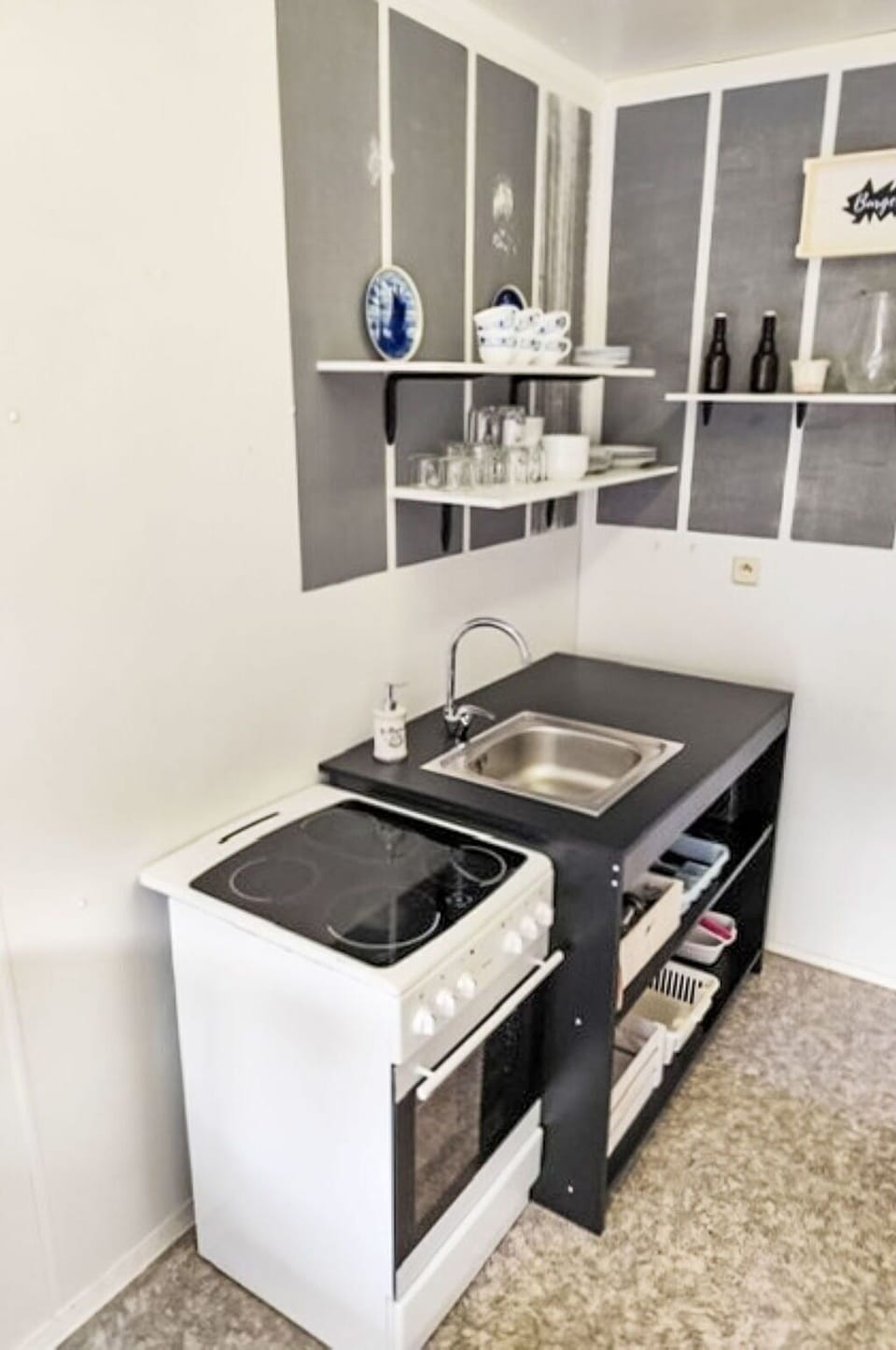 Kitchen Appliance, Kitchen, Major Appliance, Furniture, Interior Design, Flooring, Cabinetry, Home Appliance, Floor, Countertop