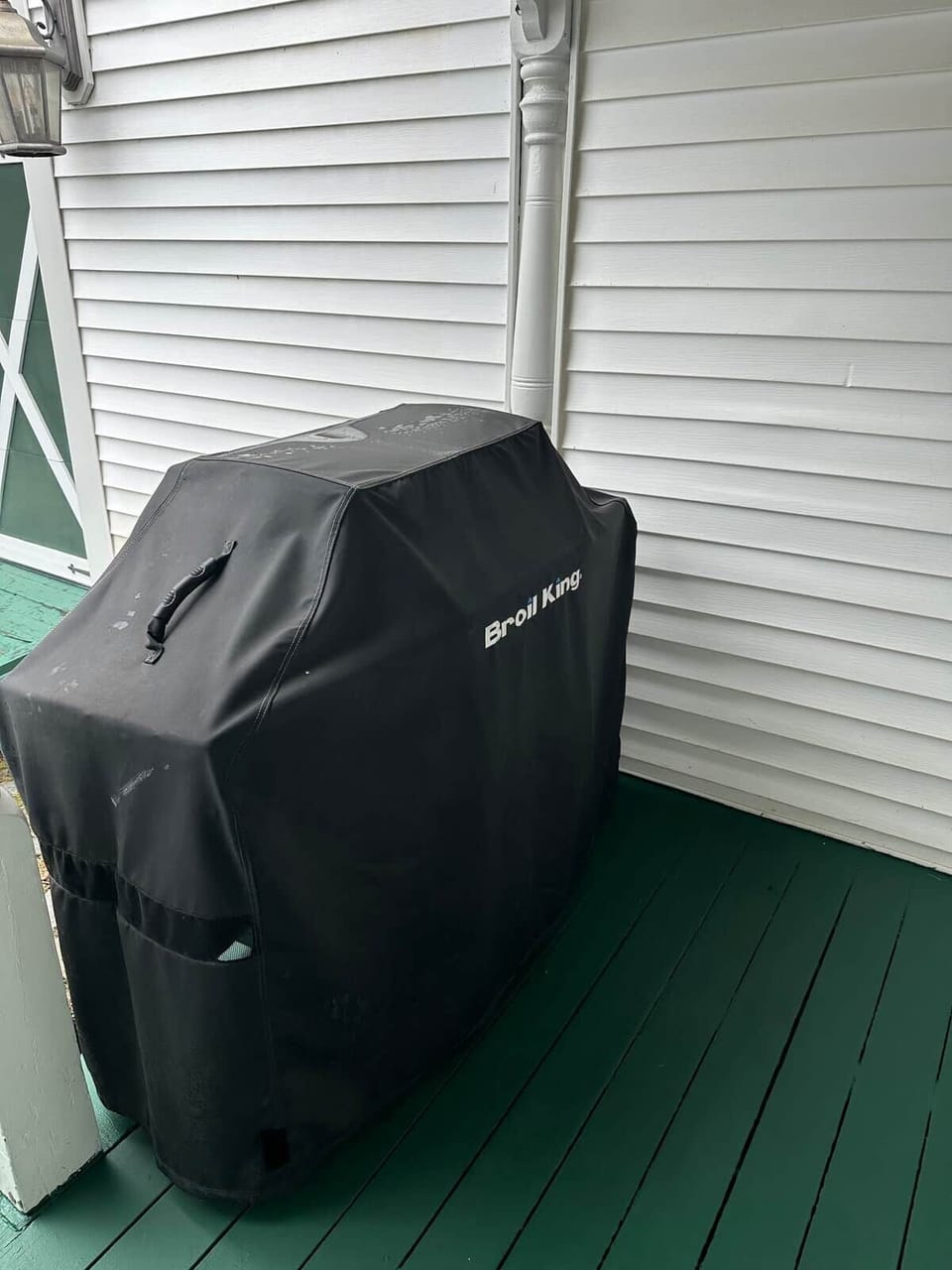 Side porch w/BBQ grill