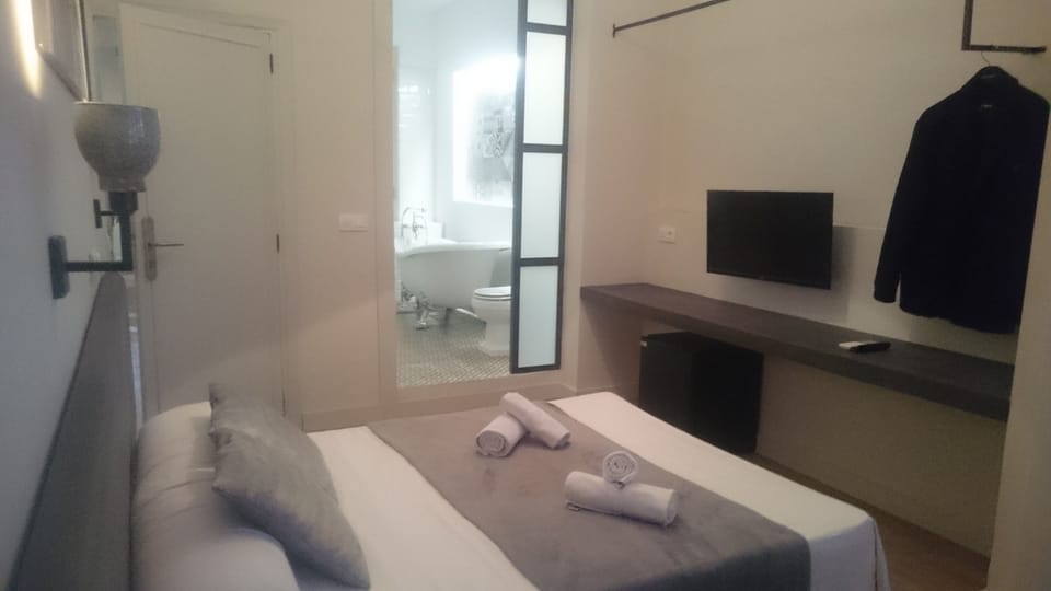 Double Room, Private Bathroom | Blackout drapes, free WiFi