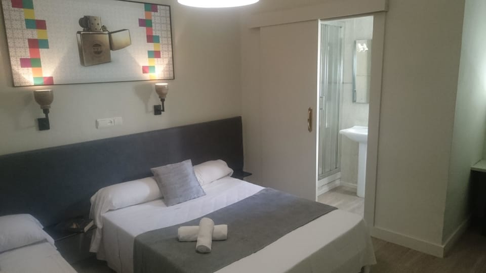 Double Room, Private Bathroom | Blackout drapes, free WiFi