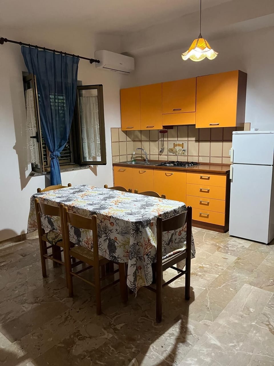 Full-size fridge, stovetop, cookware/dishes/utensils