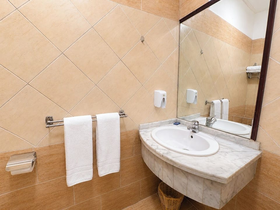 Economy Double Room, 2 Twin Beds | Bathroom | Combined shower/tub, rainfall showerhead, towels