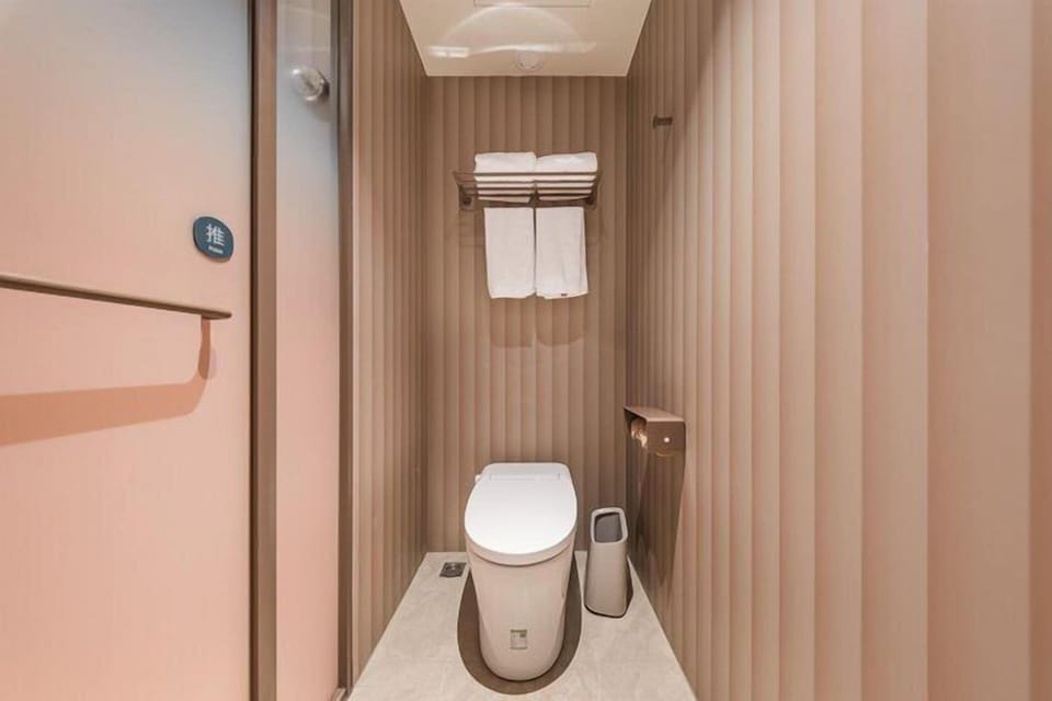 Superior Double Room | Bathroom | Shower, free toiletries, hair dryer, towels