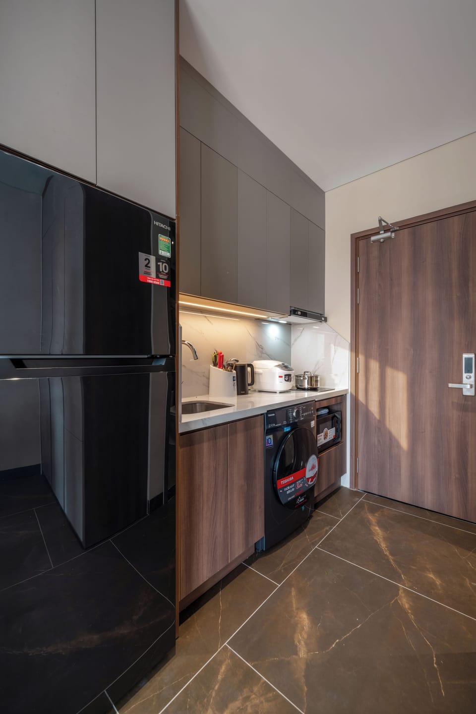 Eli Premium | Private kitchen | Mini-fridge, stovetop, cookware/dishes/utensils, cleaning supplies