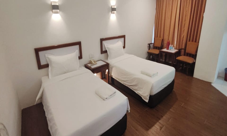 Standard Twin Room | Desk, blackout drapes, WiFi (free), bed sheets