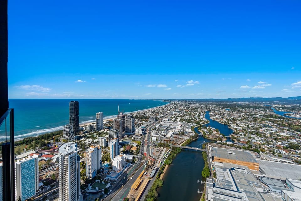 Wake up to breathtaking southwest views stretching across the Gold Coast coastline, Broadbeach skyline, waterways and lush hinterland from this high-floor Epsilon apartment.