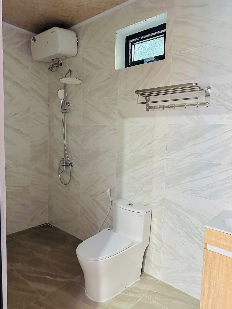 Deluxe Double Room, Garden View | Bathroom | Shower, towels, soap, shampoo