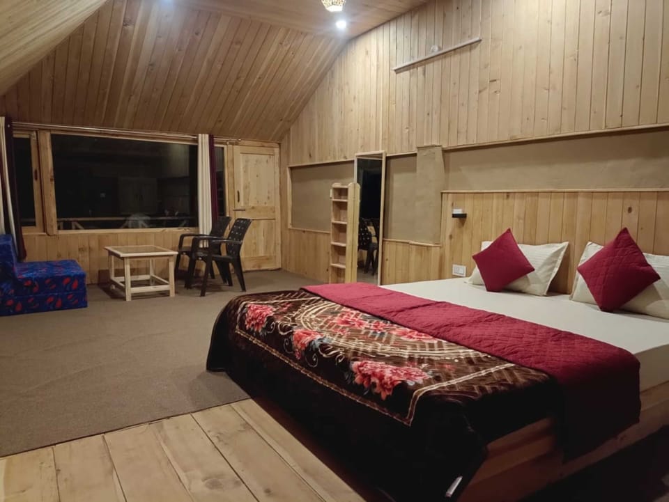 Deluxe Room | Rollaway beds (surcharge), bed sheets
