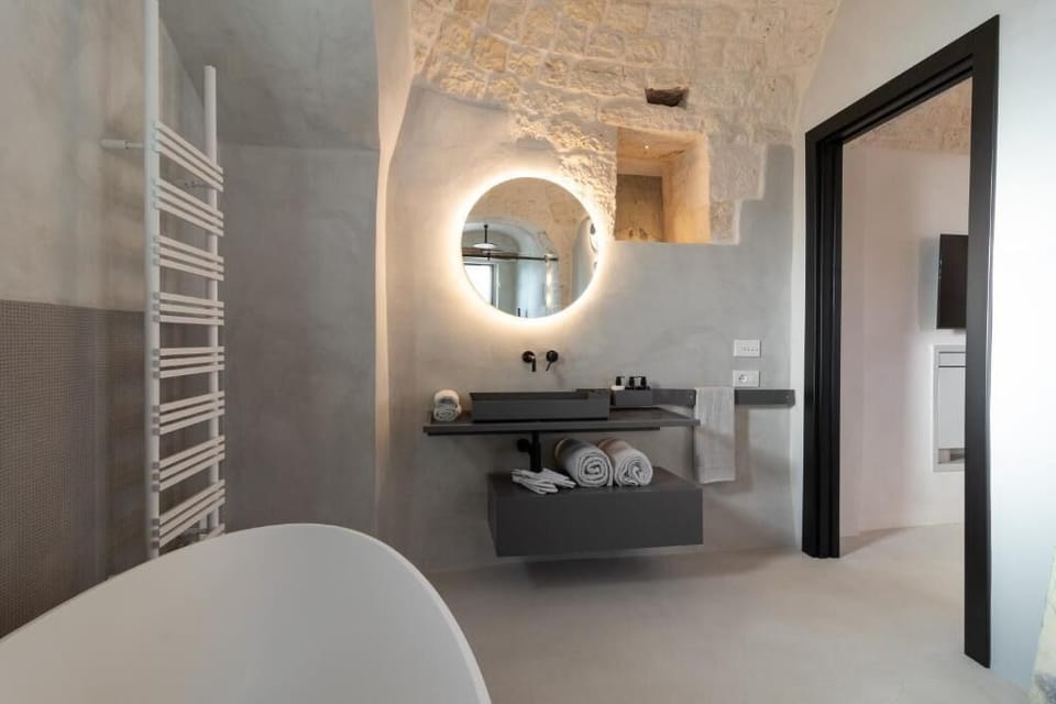 Design Suite, 1 King Bed with Sofa bed, Poolside | Bathroom | Free toiletries, bathrobes, slippers, bidet