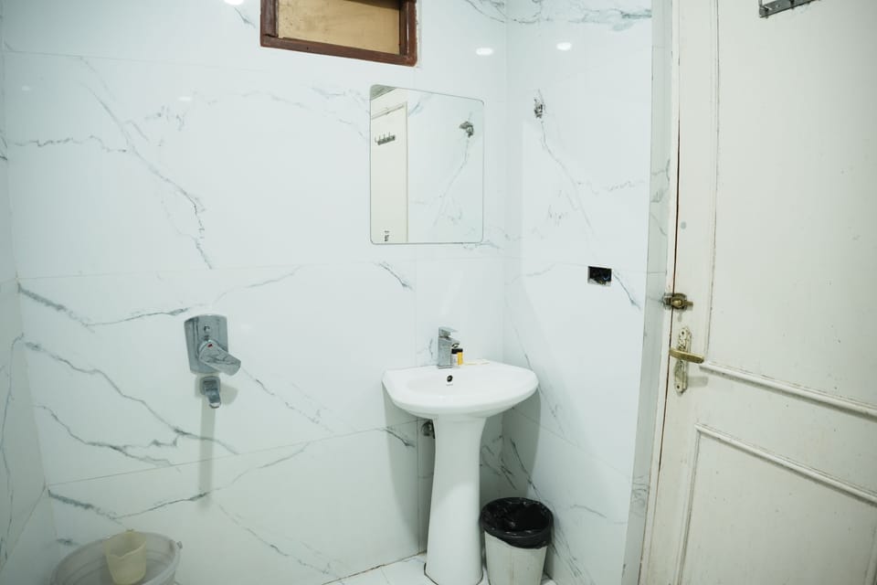 Deluxe Room | Bathroom | Shower, rainfall showerhead, free toiletries, slippers