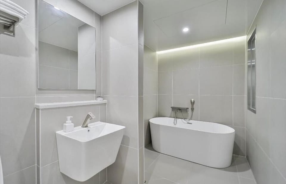 Basic Double Room, City View | Bathroom | Hair dryer, towels, soap, shampoo