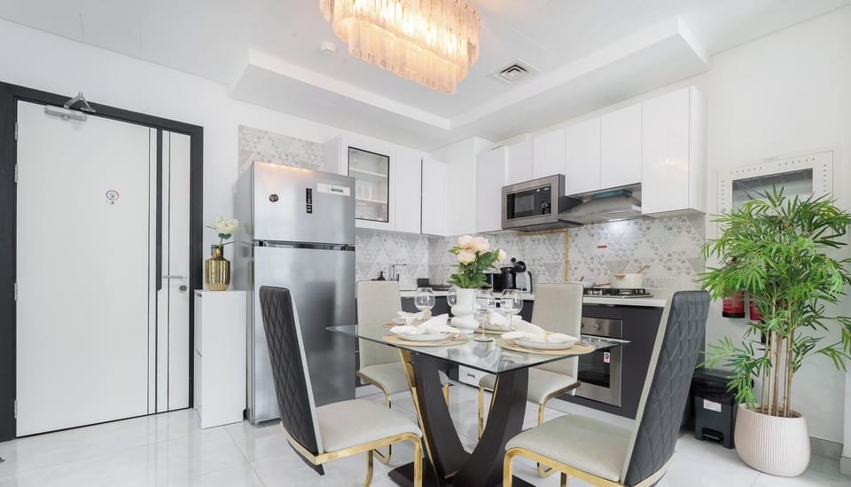 Deluxe Apartment, Balcony, City View | Dining