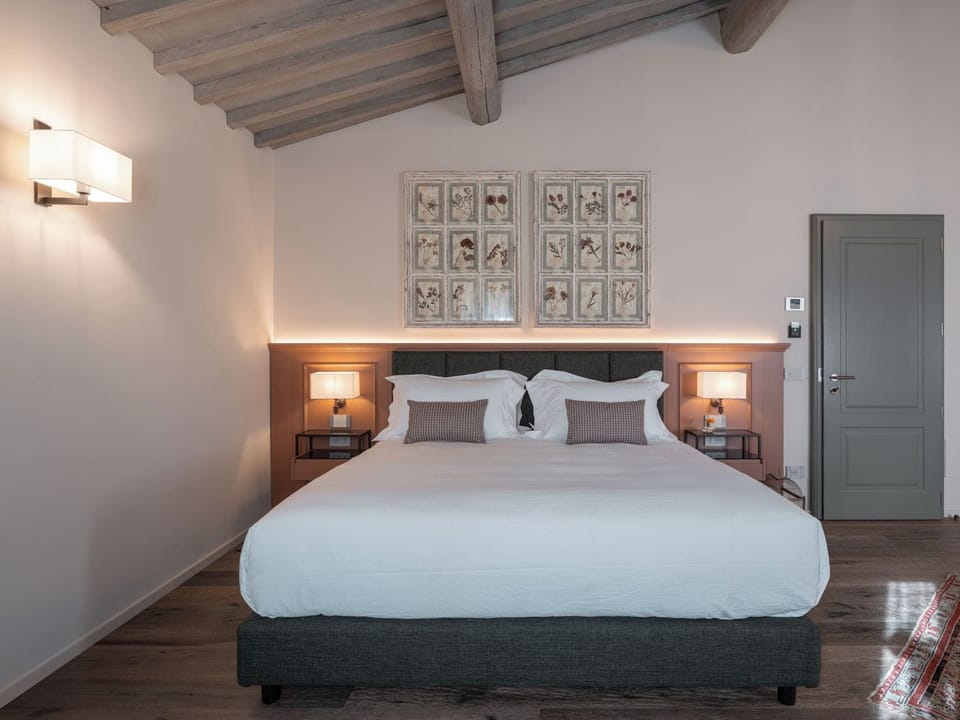 Deluxe Suite | In-room safe, desk, laptop workspace, soundproofing