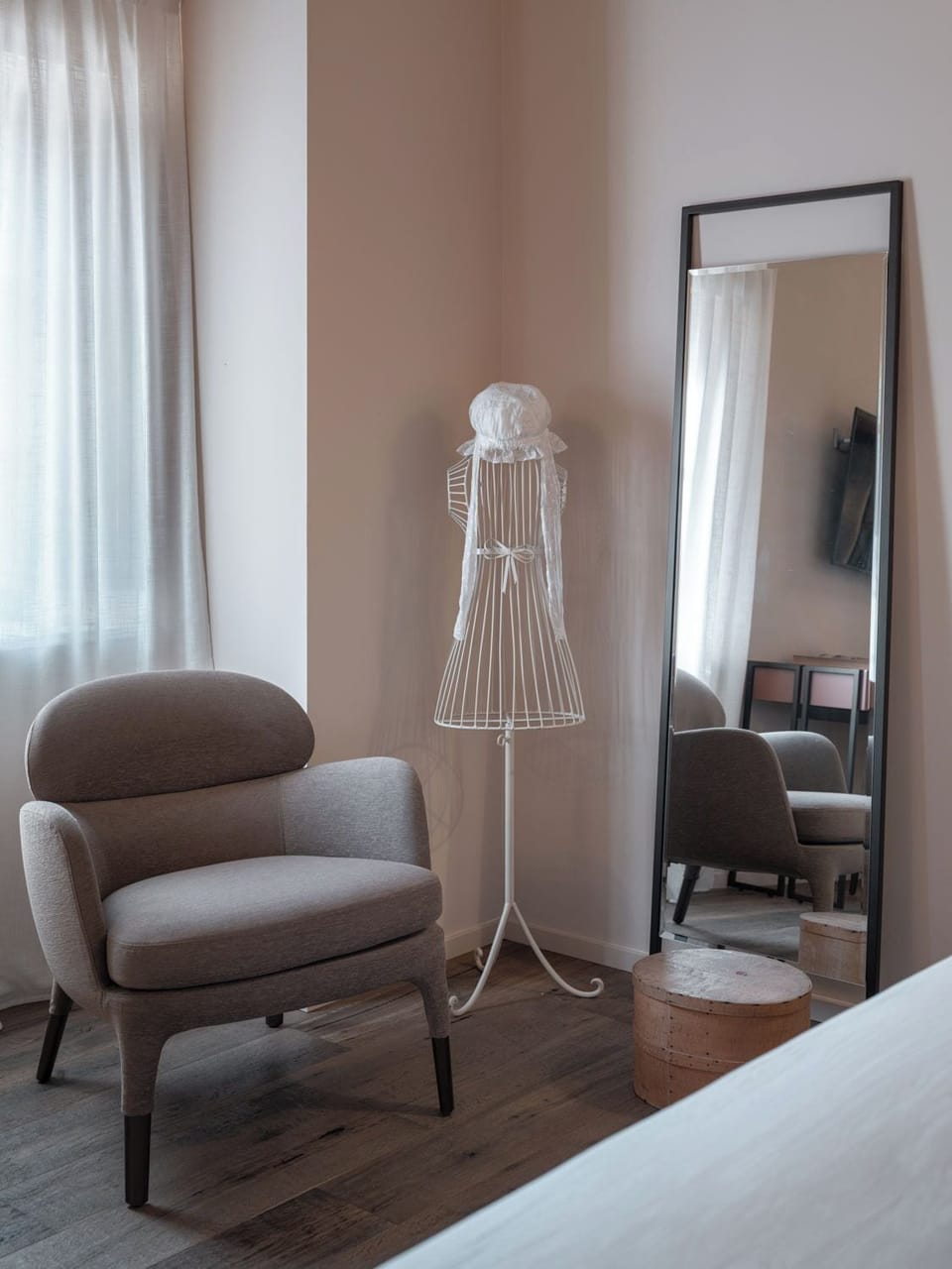 Deluxe Suite | In-room safe, desk, laptop workspace, soundproofing