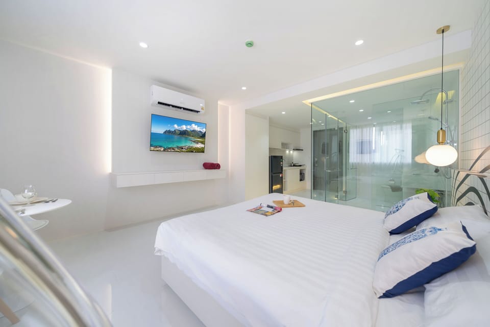 Deluxe Condo | In-room safe, iron/ironing board, WiFi (free)