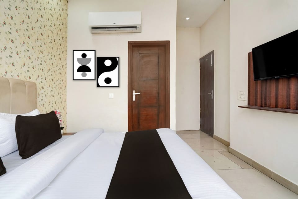 Desk, WiFi (free), bed sheets
