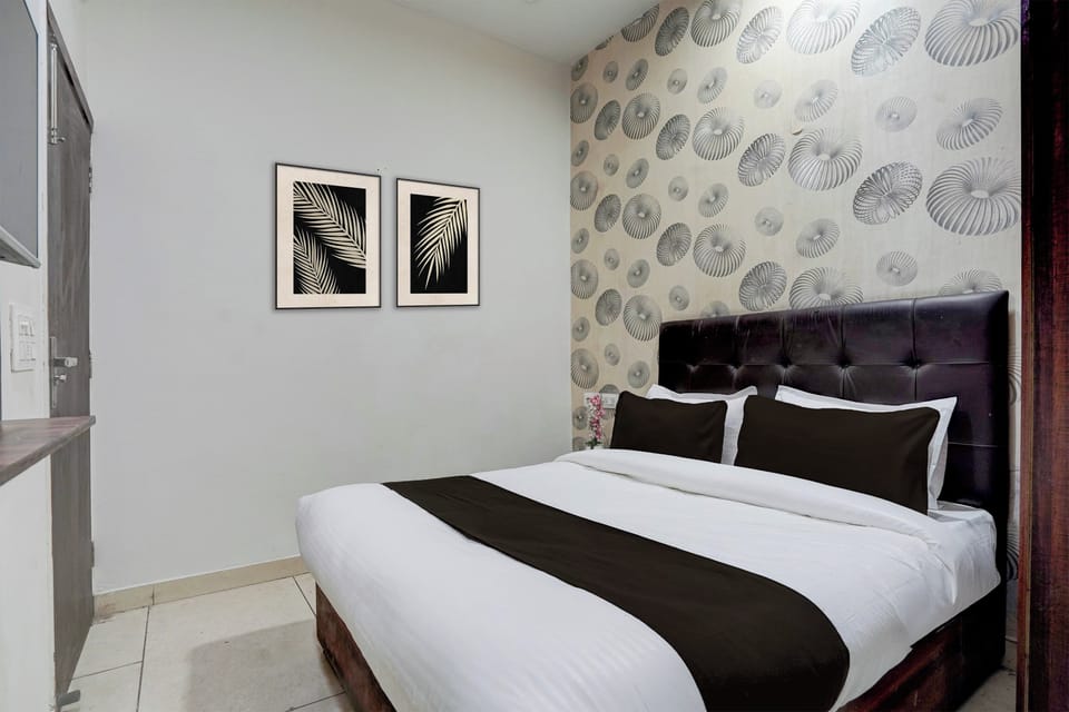 Desk, WiFi (free), bed sheets