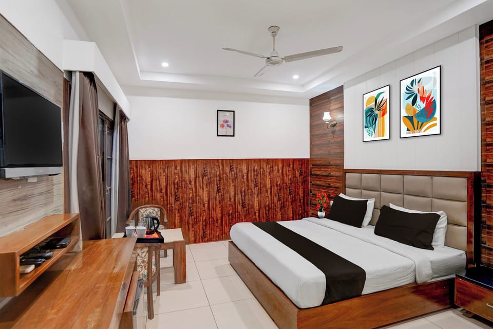 Classic Room | Desk, WiFi (free), bed sheets