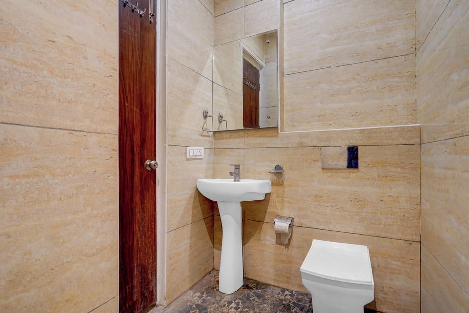 Classic Room | Bathroom | Shower, free toiletries, towels, soap