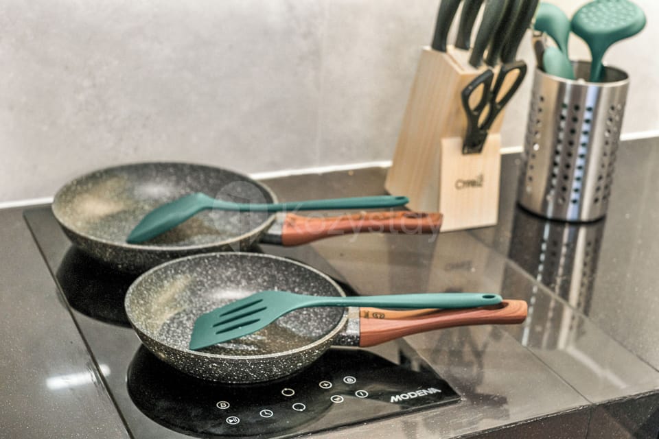 Apartment, 3 Bedrooms, City View | Private kitchen | Full-size fridge, microwave, stovetop, cookware/dishes/utensils