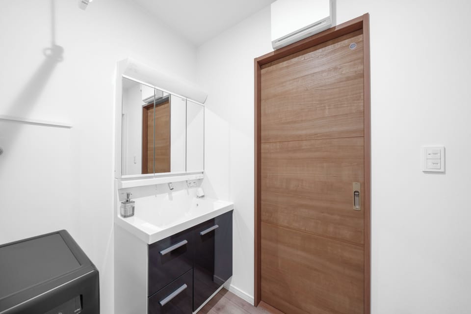 Apartment | Bathroom | Combined shower/tub, free toiletries, hair dryer, slippers