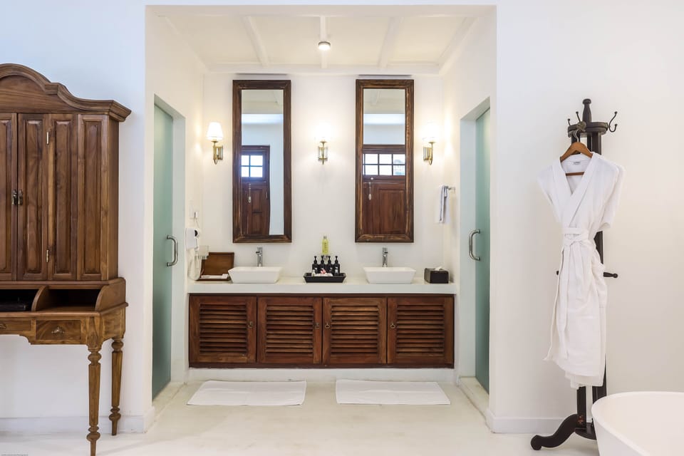 Garden Suite | Bathroom | Free toiletries, hair dryer, bathrobes, slippers