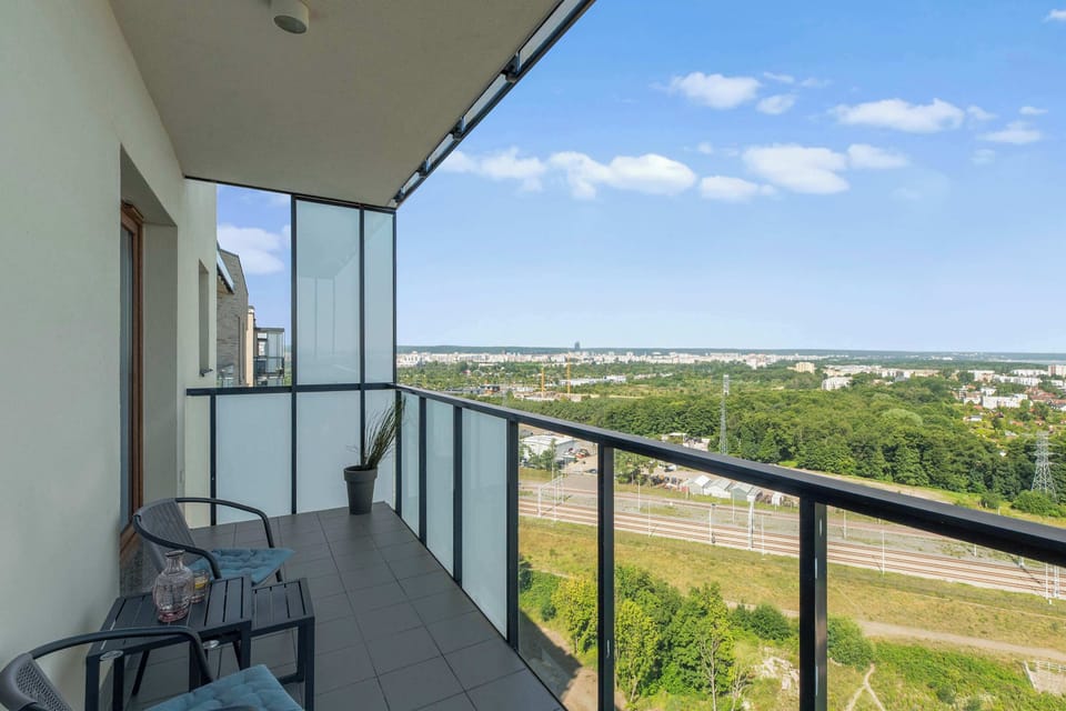 Dużym atutem apartamentu jest balkon z meblami wypoczynkowymi. To idealne miejsce na poranną kawę, wieczorny odpoczynek lub chwilę relaksu z widokiem na morze, zieleń i panoramę miasta.